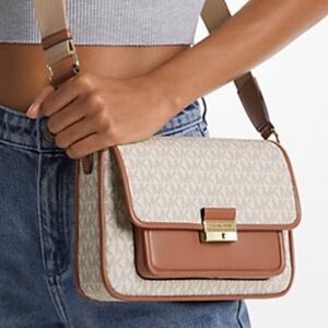 Michael Kors Bradshaw Medium Signature Logo Messenger Bag
Vanilla
NWT